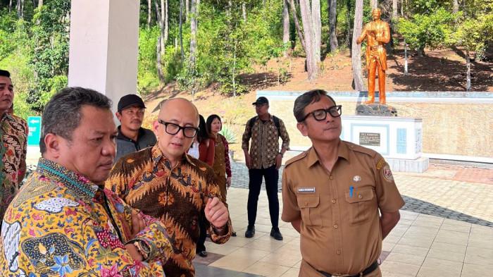 Wakil Ketua Komisi VII DPR RI Lamhot Sinaga saat mengunjungi kawasan Salib Kasih, Siatas Barita, Taput. Ia mendorong kawasan ini menjadi destinasi wisata rohani nasional.