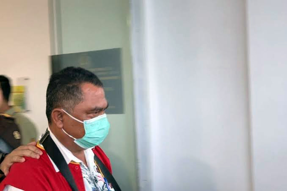 Julham Situmorang saat diamankan untuk ditahan. Ia sempat membuat pernyataan terbuka yang mengejutkan publik beberapa jam sebelum ditahan.