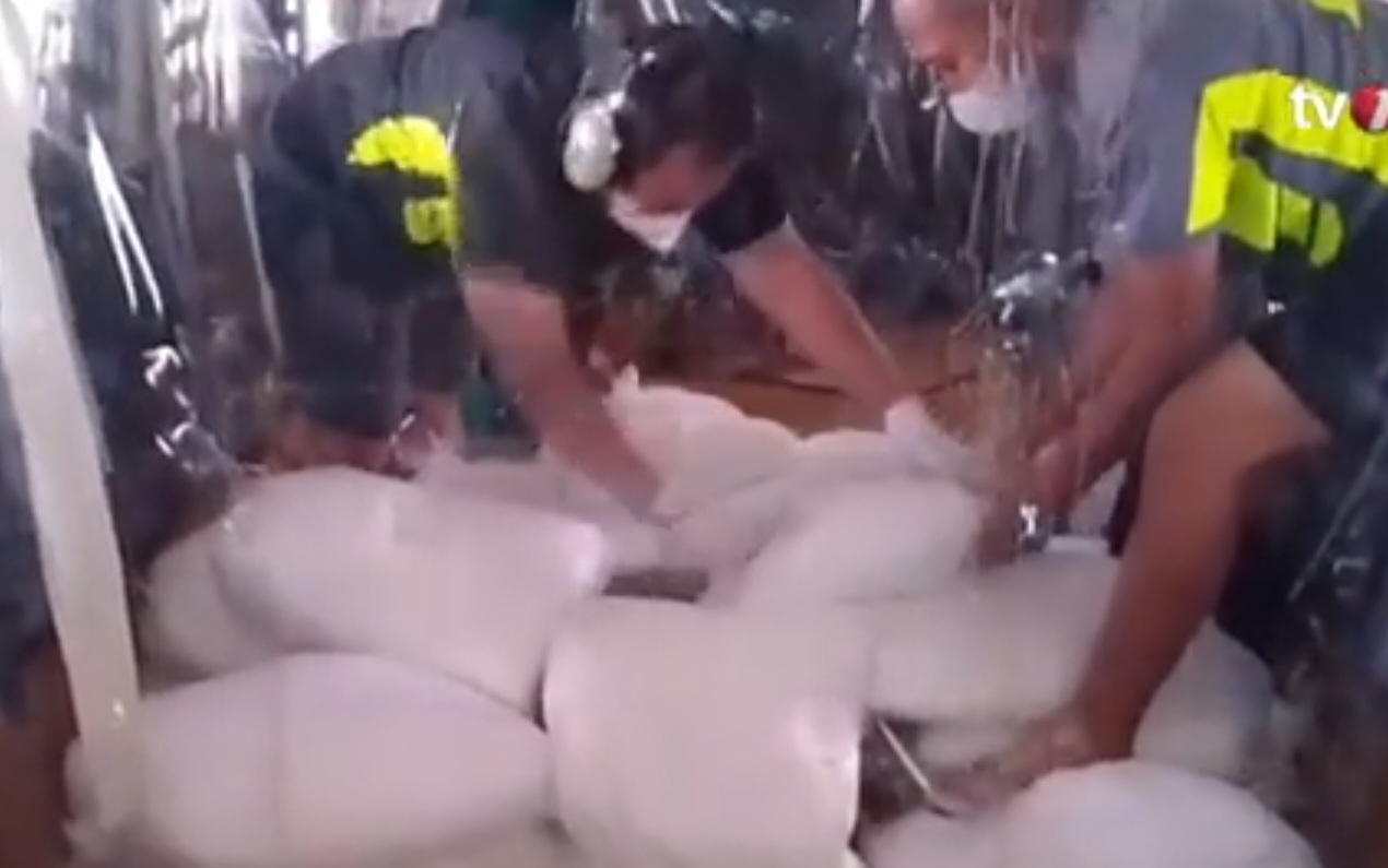 Persiapan menabur garam sebagai upaya modifikasi cuaca di langit Danau Toba.