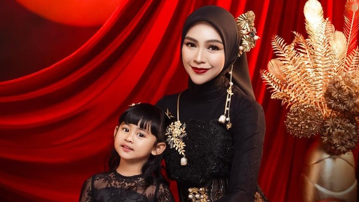 Ria Ricis bersama putrinya Moana,