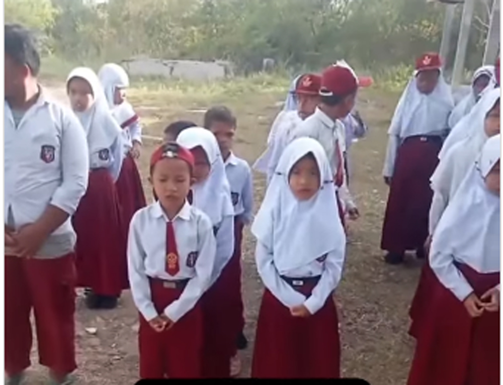 Sejumlah siswa Sekolah Dasar Negeri (SDN) 102090 Satahi Galanggang, Kecamatan Padang Bolak, Kabupaten Padang Lawas Utara (Paluta), Sumatera Utara, terlantar tanpa satu pun guru hadir untuk mengajar.