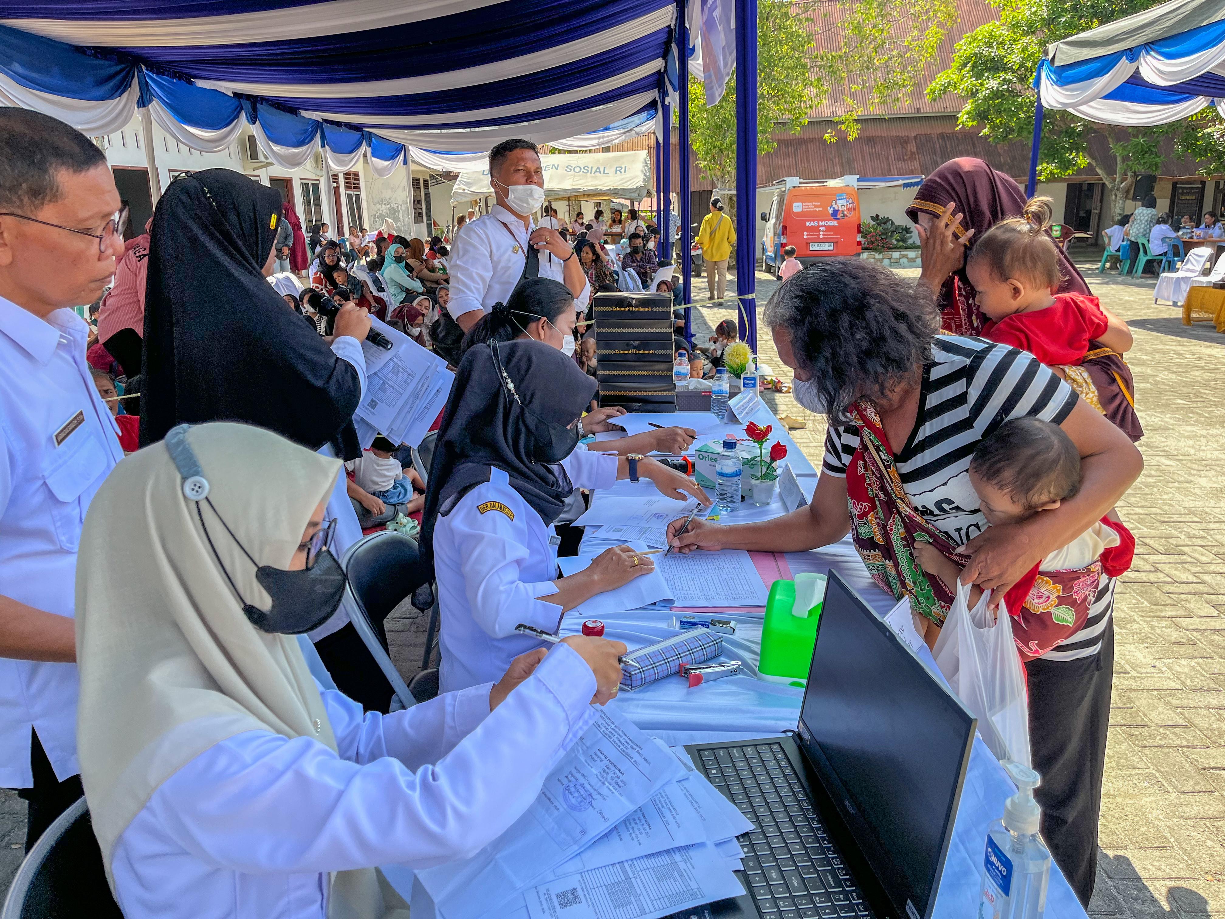 Wali Kota Siantar diwakili Plt Asisten Administrasi Umum Rosion Julietta Hutauruk bersama Plt Kepala Dinsos P3A Drs Risbon Sinaga memonitoring penyaluran BLT DBH-CHT bersama Bank Sumut, Rabu.
