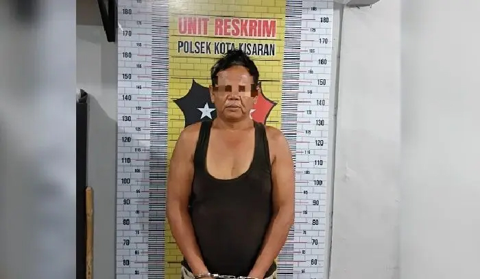 Tersangka pengancaman dan barang bukti cangkul serta sepeda motor yang disita polisi.