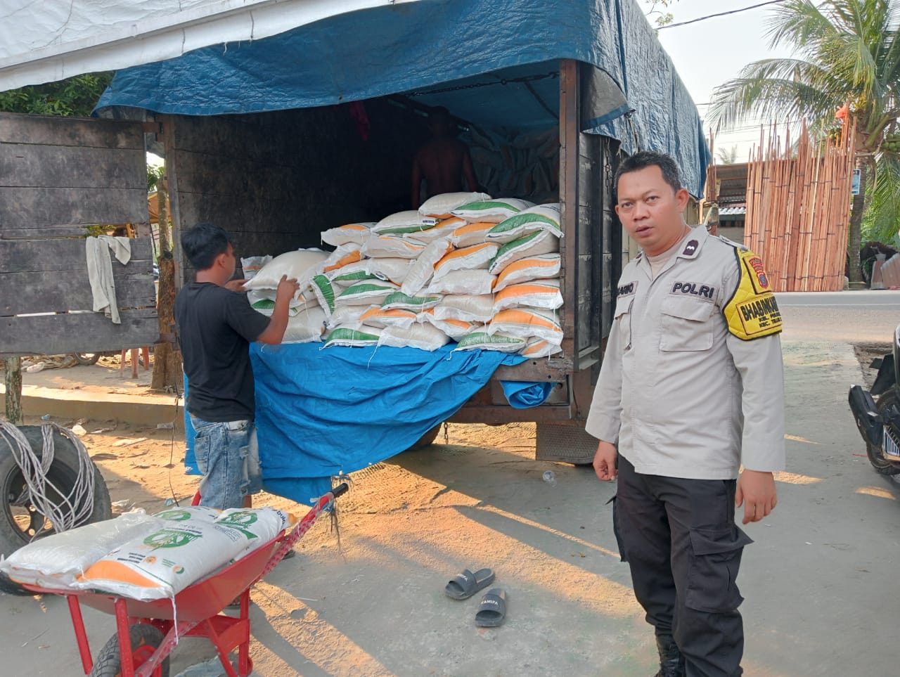 Pendistribusian bantuan pangan berupa beras kepada masyarakat di wilayah Kecamatan Teluk Nibung.