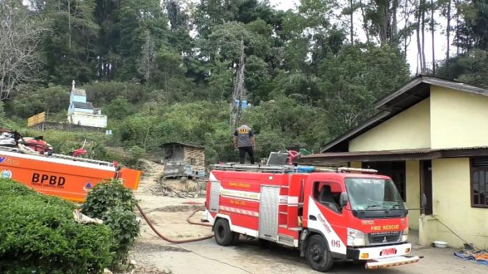 Mobil damkar melakukan pemadaman api di Puncak Sibodiala. Petugas dari BPBD Sumut dan kabupaten Toba berupaya melakukan penyekatan agar api tidak menjalar hingga Rabu kemarin.