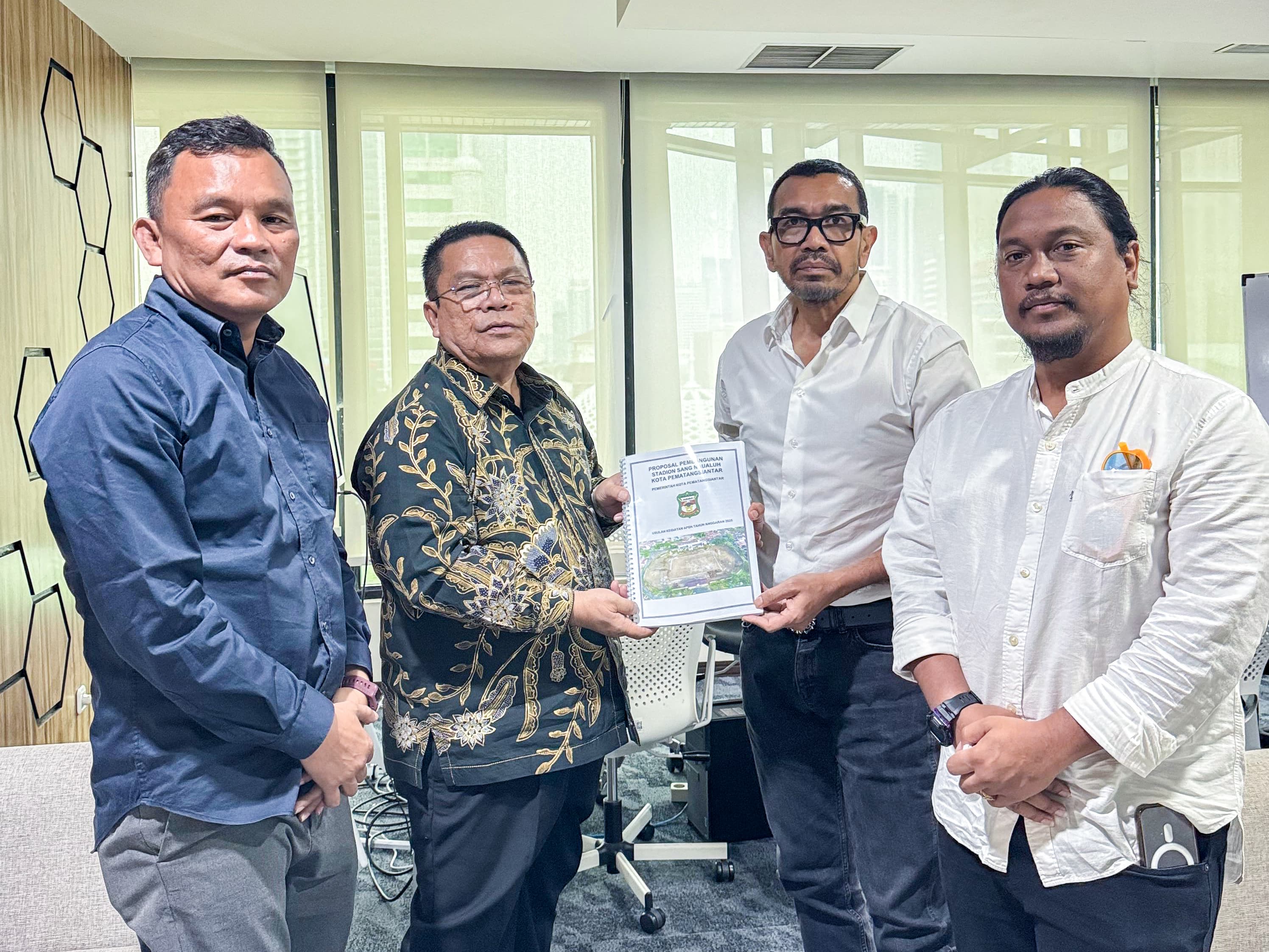 Wali Kota Siantar Wesly Silalahi  didampingi Kadis Pariwisata Hamam Soleh dan Ketua KONinSiantar Riau Siahaan menemui Stafsus Menteri BUMN Bidang Komunikasi Publik, Arya Sinulingga.