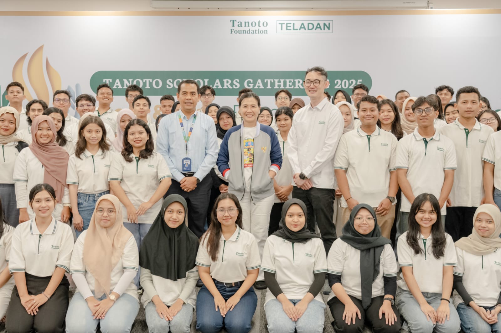 2.	Wakil Menteri Pemberdayaan Perempuan dan Perlindungan Anak, Veronica Tan, foto bersama hampir 300 Tanoto Scholars dari seluruh Indonesia di Komplek PT RAPP, Pangkalan Kerinci, Riau.