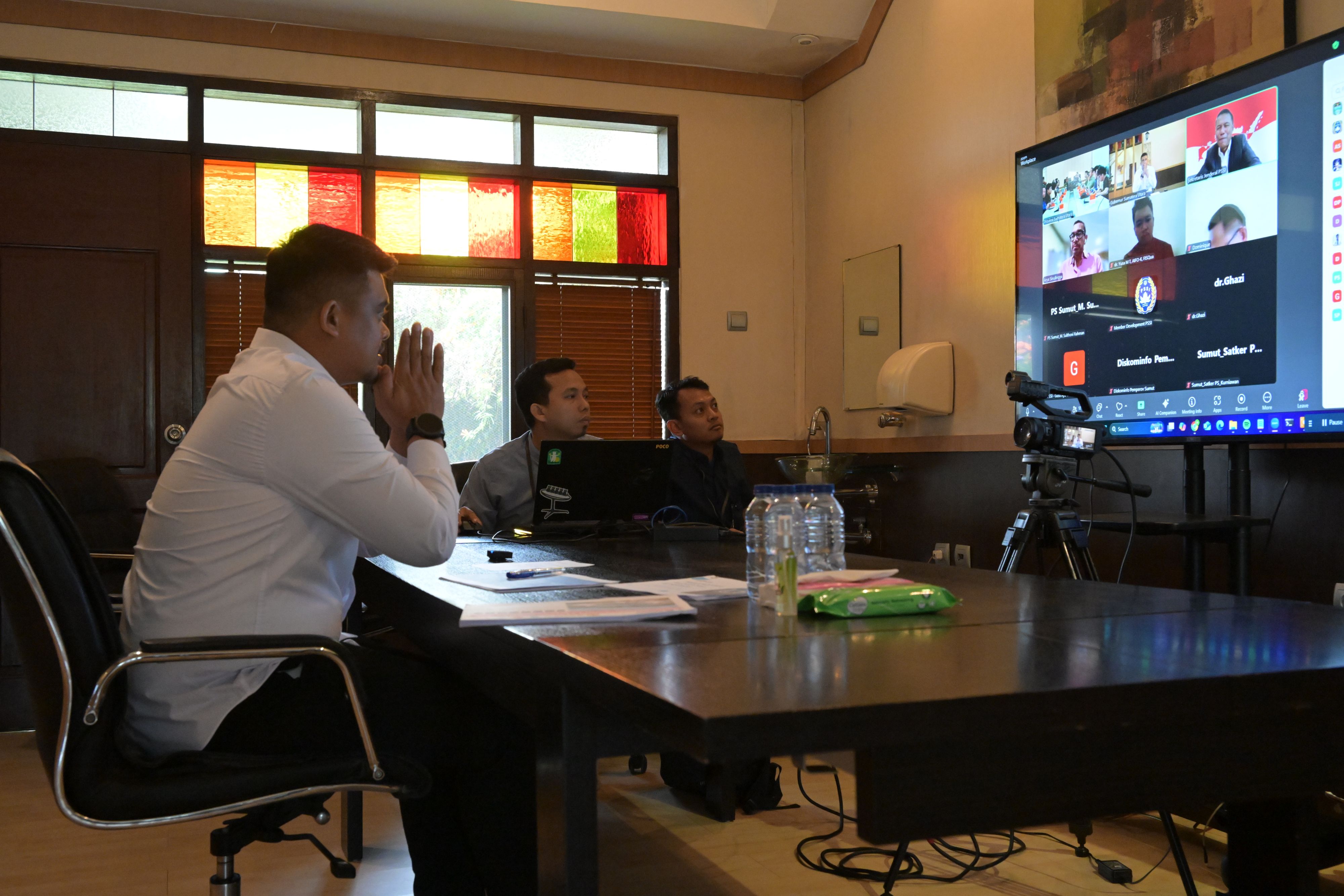 Gubsu Bobby Afif Nasution menerima audiensi PSSI dalam rangka persiapan Piala Kemerdekaan 2025, via zoom meeting di Hotel Sibayak Kota Berastagi, Kabupaten Karo, Kamis (31/7).