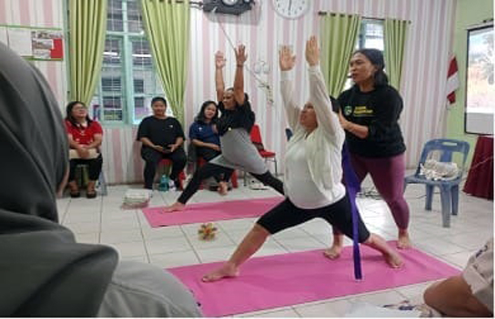 Dosen Prodi D3 Kebidanan Poltekkes Kemenkes Medan melatih ibu hamil trimester akhir dengan yoga prenatal di Puskesmas Hutabaginda, Tarutung, Taput.