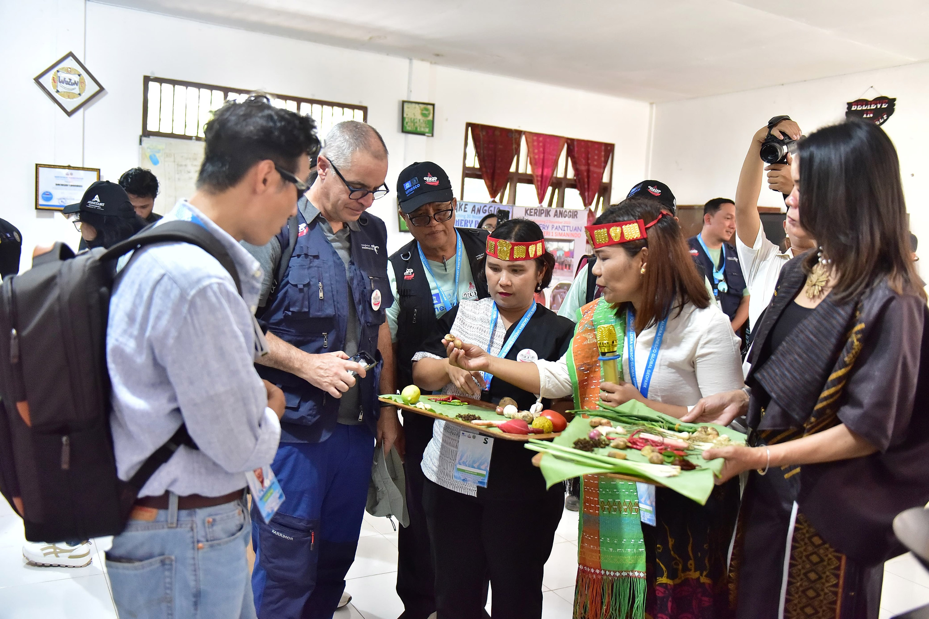Tim asesor UNESCO Geopark Caldera Toba Prof. Jose Brilha dan Jeon Yongmun saat berkunjung ke Samosir.