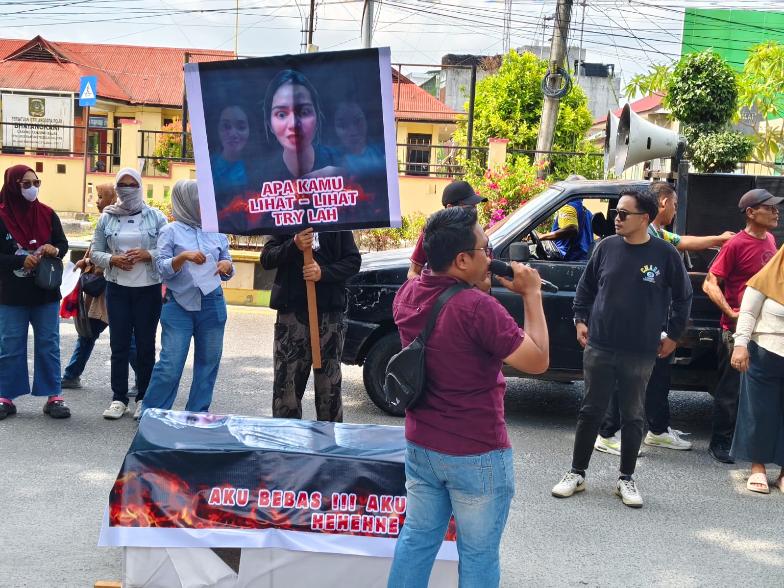 Ratusan pemuda dari Koalisi Aktivis Pemuda Kota Tanjungbalai Bersatu turun ke jalan berdemonstrasi, membawa spanduk dan miniatur keranda, kecam akun TikTok