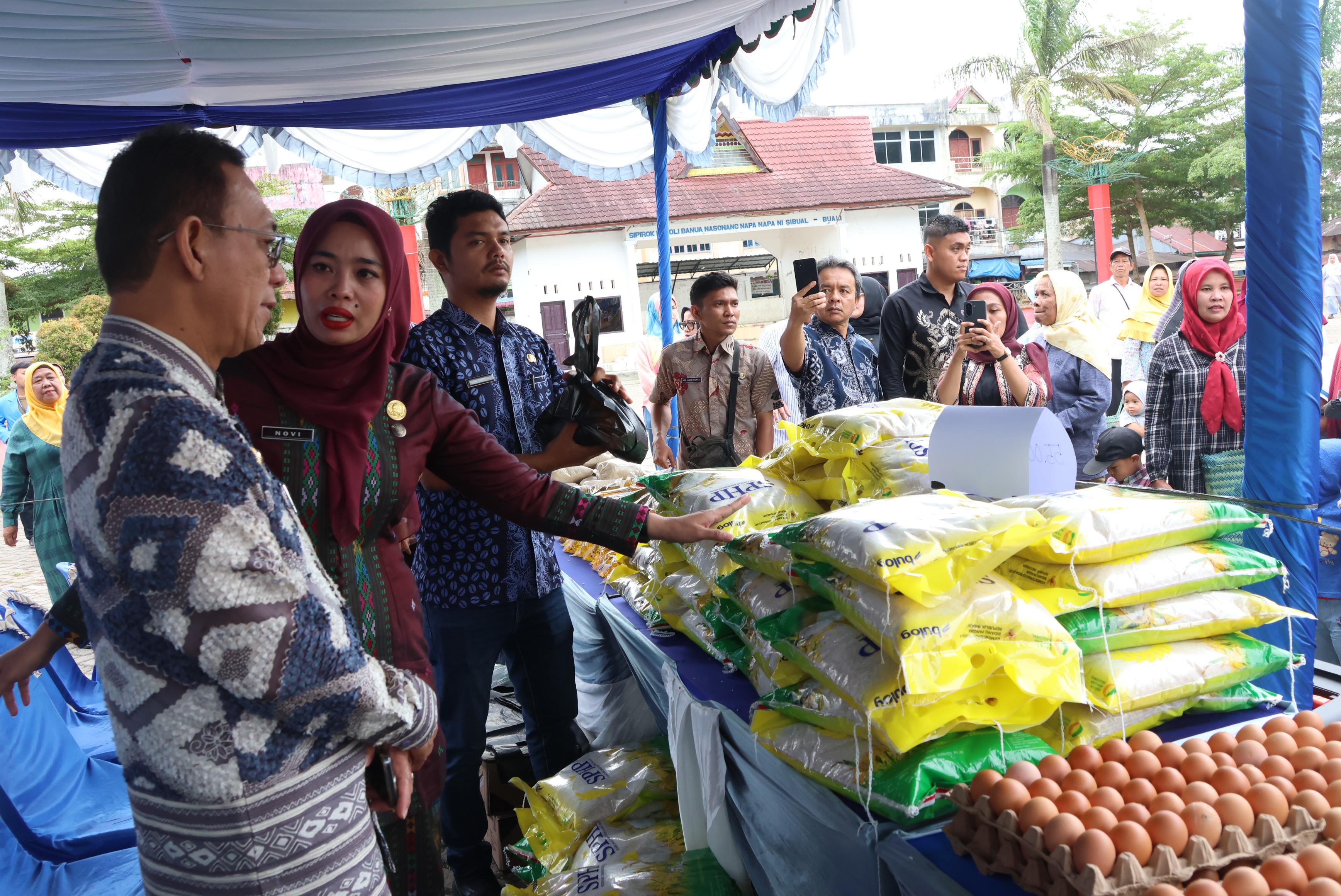 Bupati Tapanuli Selatan Gus Irawan Pasaribu saat meninjau Gerakan Pasar Murah di Sipirok, Kamis (31/7/2025).