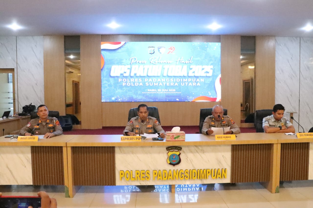 Kapolres Psp AKBP Dr. Wira Prayatna saat press release ungkap angka pelanggaran dan Laka Lantas selama 14 hari Ops Patuh Toba 2025 di Aula Pratina Mapolres Padangsidimpuan.