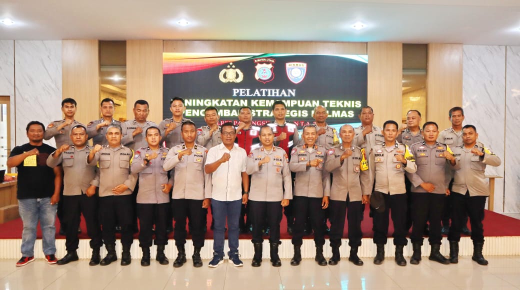 Kapolres AKBP Dr. Wira Prayatna memimpin kegiatan pelatihan peningkatan kemampuan teknis pengemban strategis Polmas di Aula Pratidina Mako Polres Padangsidimpuan, Rabu (30/7/2025).