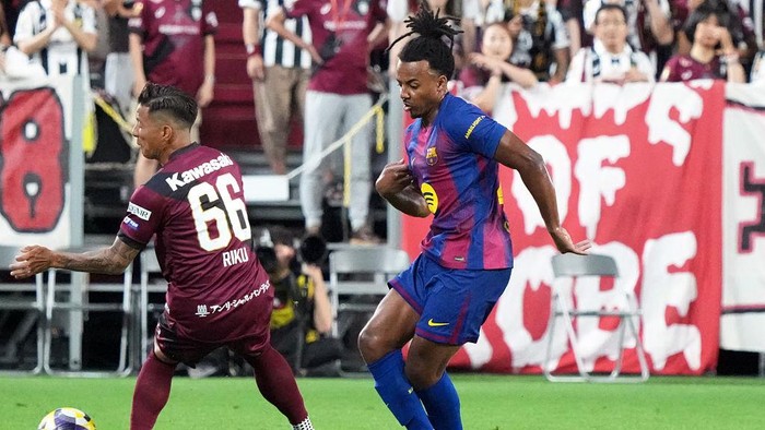 Bek Barcelona Jules Kounde memperpanjang kontraknya sampai 2030.