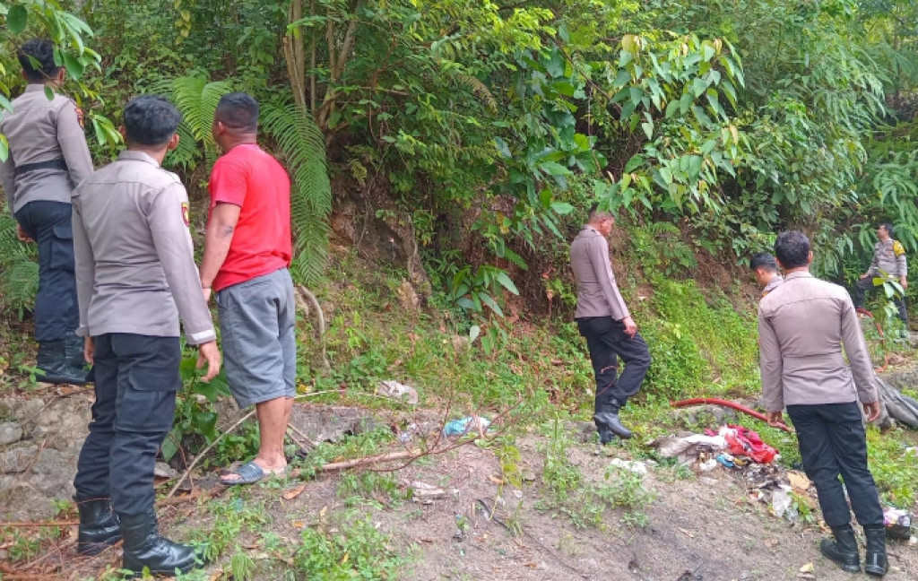 Personel Polres Sibolga bersama petugas damkar dan warga berjibaku memadamkan api yang melahap perbukitan di Kelurahan Huta Barangan, Rabu (30/7/2025). Medan terjal menyulitkan proses pemadaman.