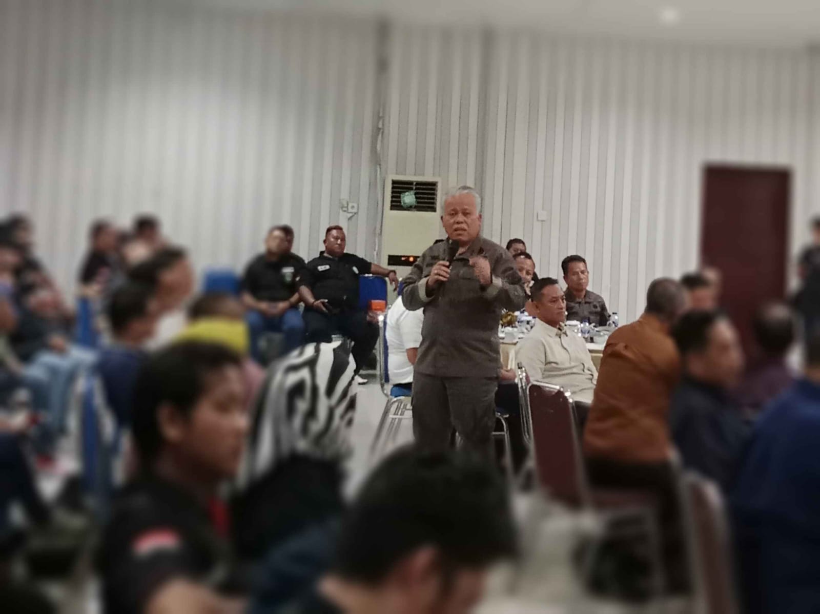 Kepala Kejaksaan Tinggi Sumatera Utara, Dr Harli Siregar saat berdialog dengan insan pers dalam kegiatan sarasehan di Aula Kejatisu Lantai III, Jalan AH. Nasution, Medan, Kamis malam (31/7/2025).