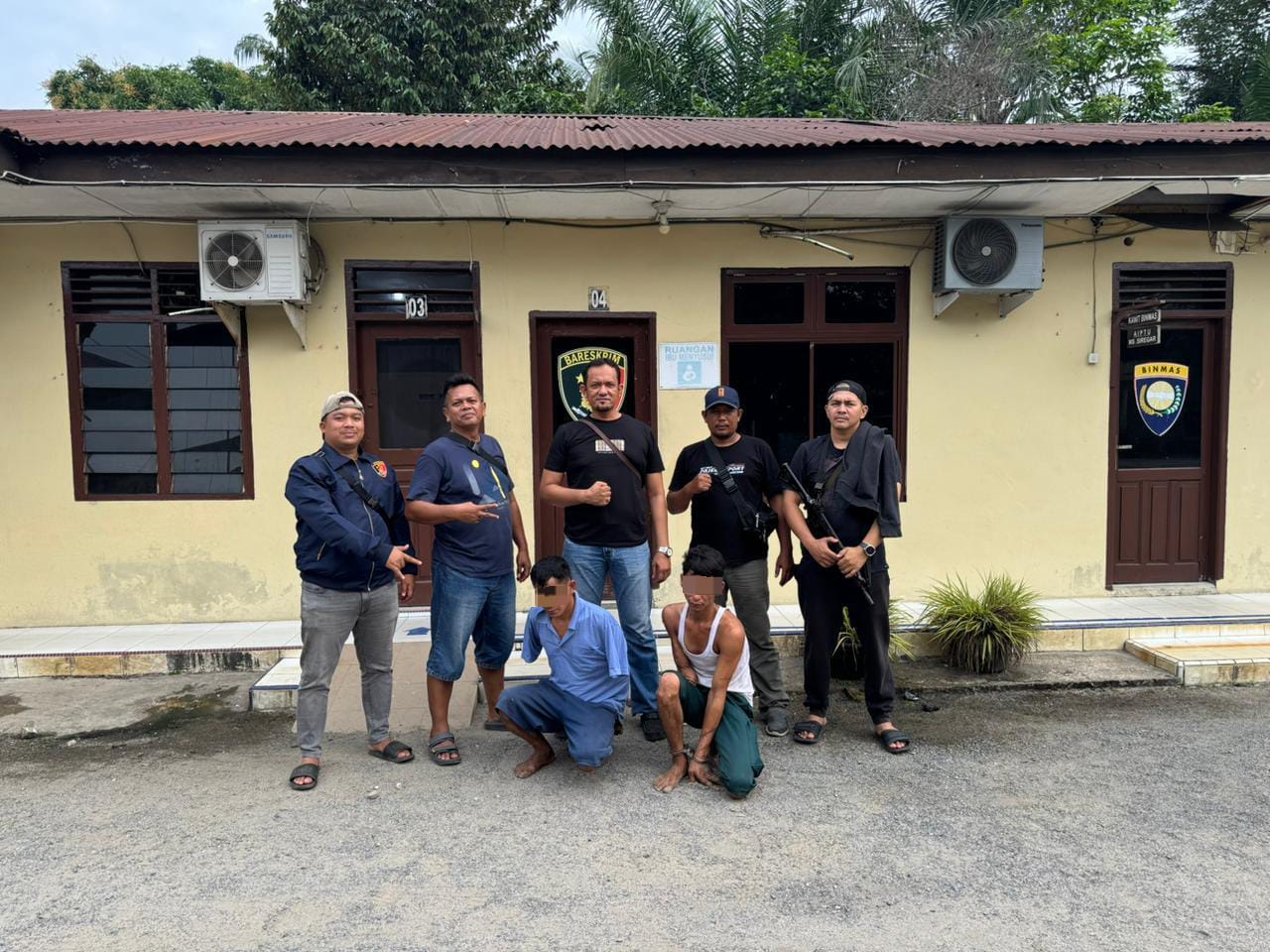 Personil  Mapolsek Pulau Raja mengamankan dua pencuri sawit di Desa Padang Mahondang, Kecamatan Pulau Rakyat, Kabupaten Asahan.