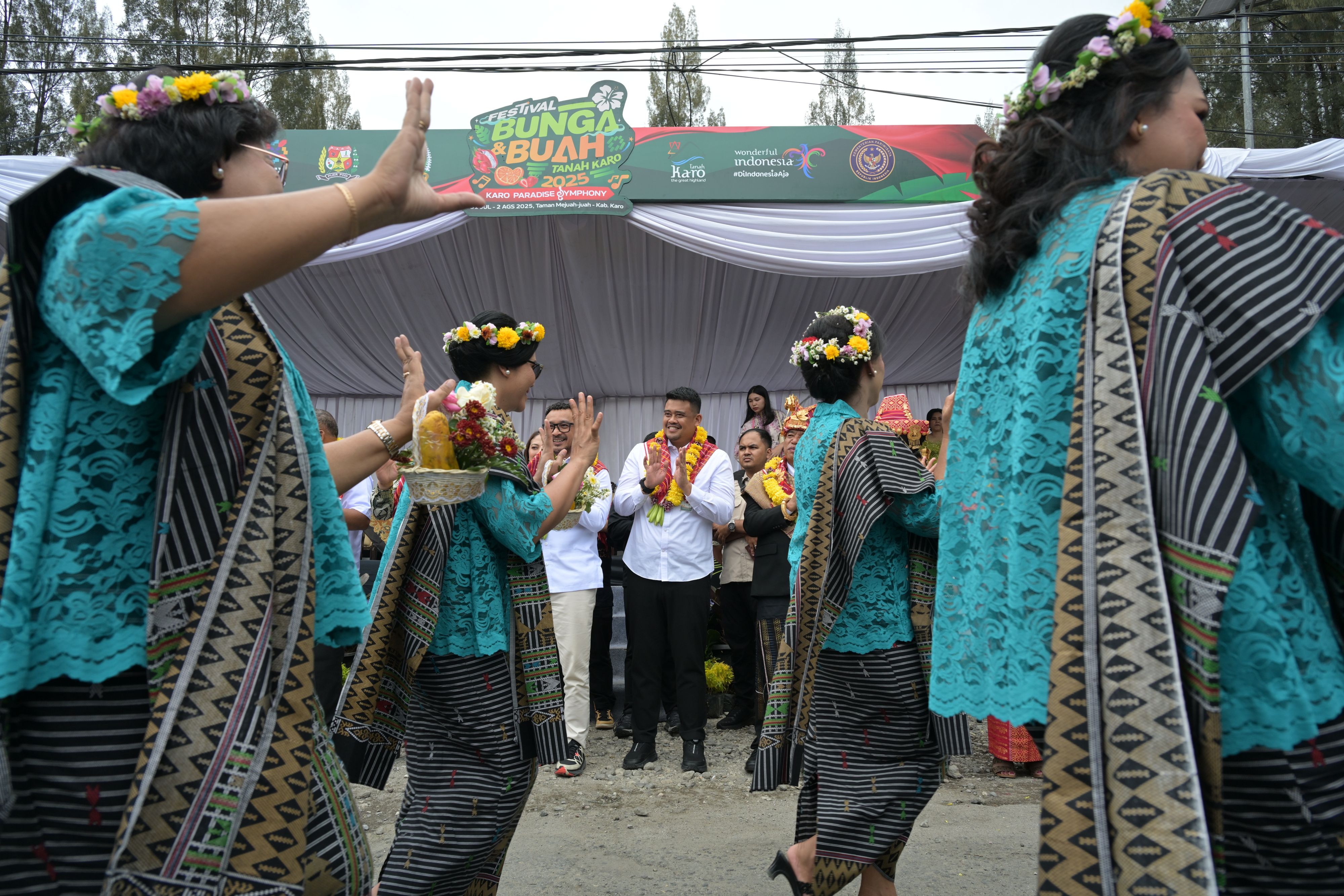 Gubsu Bobby Nasution didampingi Wamenbud RI, Giring Ganesha dapat sambutan meriah dari warga Karo di Pesta Bunga dan Buah Tanah Karo 2025.