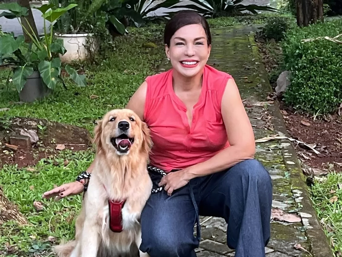 Soraya Haque bersama salahseekor anjingnya.