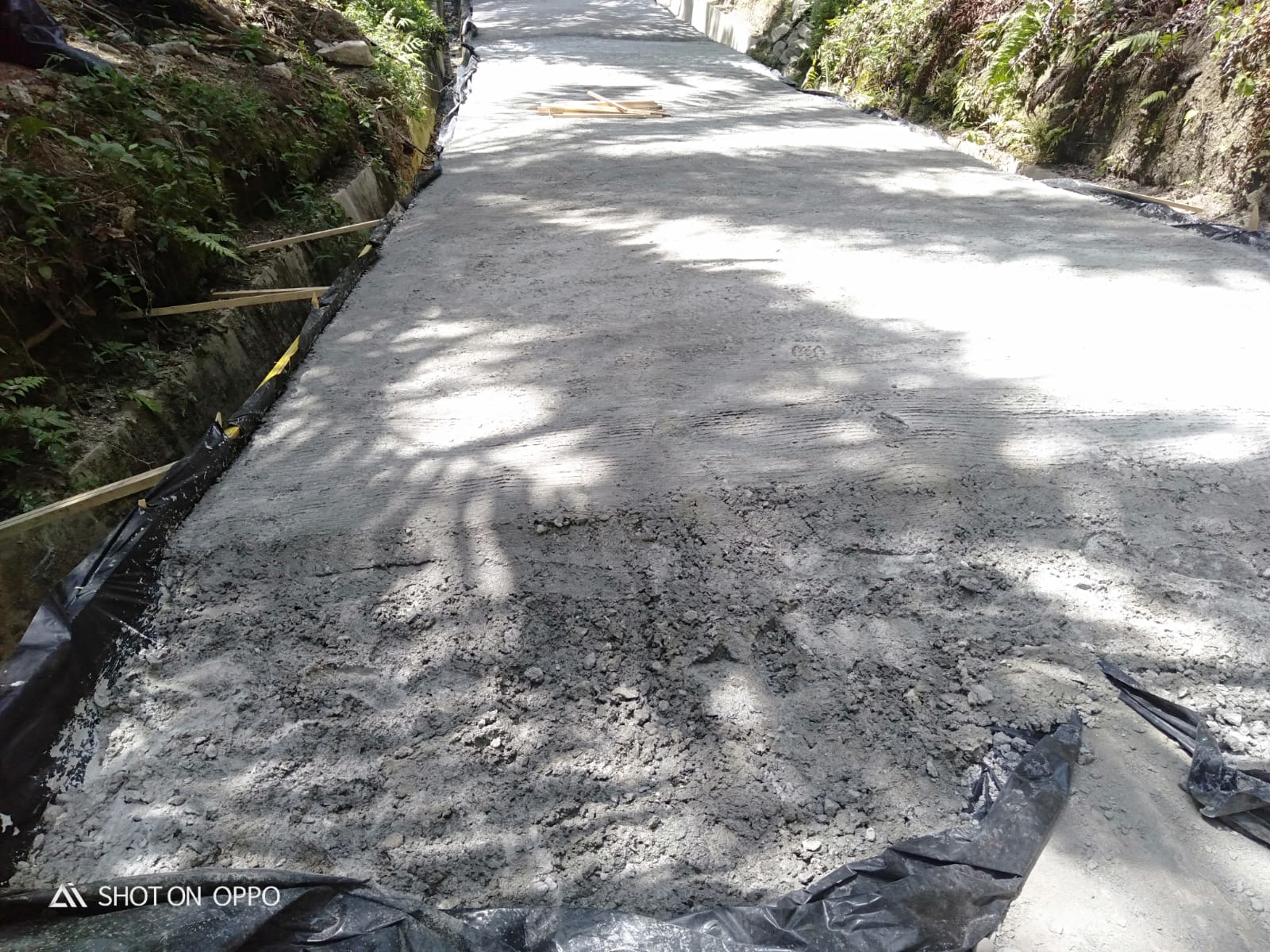 Proyek rekonstruksi rabat beton senilai Rp997 juta lebih di Desa Maligas Tongah menuju Tonduhan, Kecamatan Tanah Jawa, Kabupaten Simalungun.