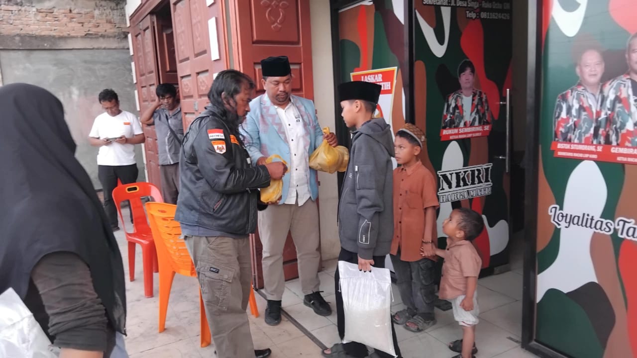 Ketua LMP Karo, Gembira Ginting, menyerahkan santunan kepada anak yatim-piatu di Kantor LMP Karo, Kamis (31/7/2025).