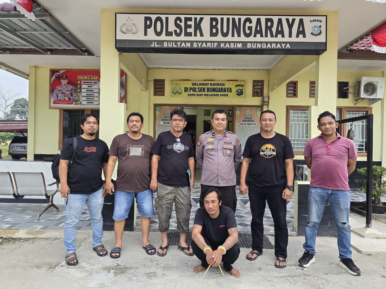 Zulkarnain Sinaga alias Zul (jongkok) saat diamankan.