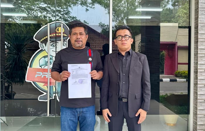 Anggota DPRD Tapteng Josua Habeahan didampingi kuasa hukumnya usai membuat laporan di Polda Sumut.