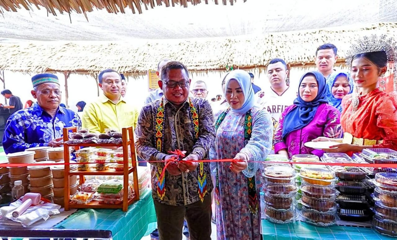 Wabup H. Jamri saat meresmikan Pekan Jajan Cinta Kreatif di Rantauprapat.