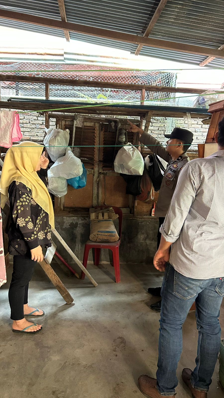 Polisi saat melakukan olah TKP pencurian barang dapur di rumah korban.