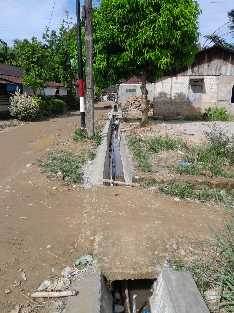 Foto pembangunan saluran drainase di Desa Mela II, Tapanuli Tengah diduga terjadi penyelewengan volume dan bestek.