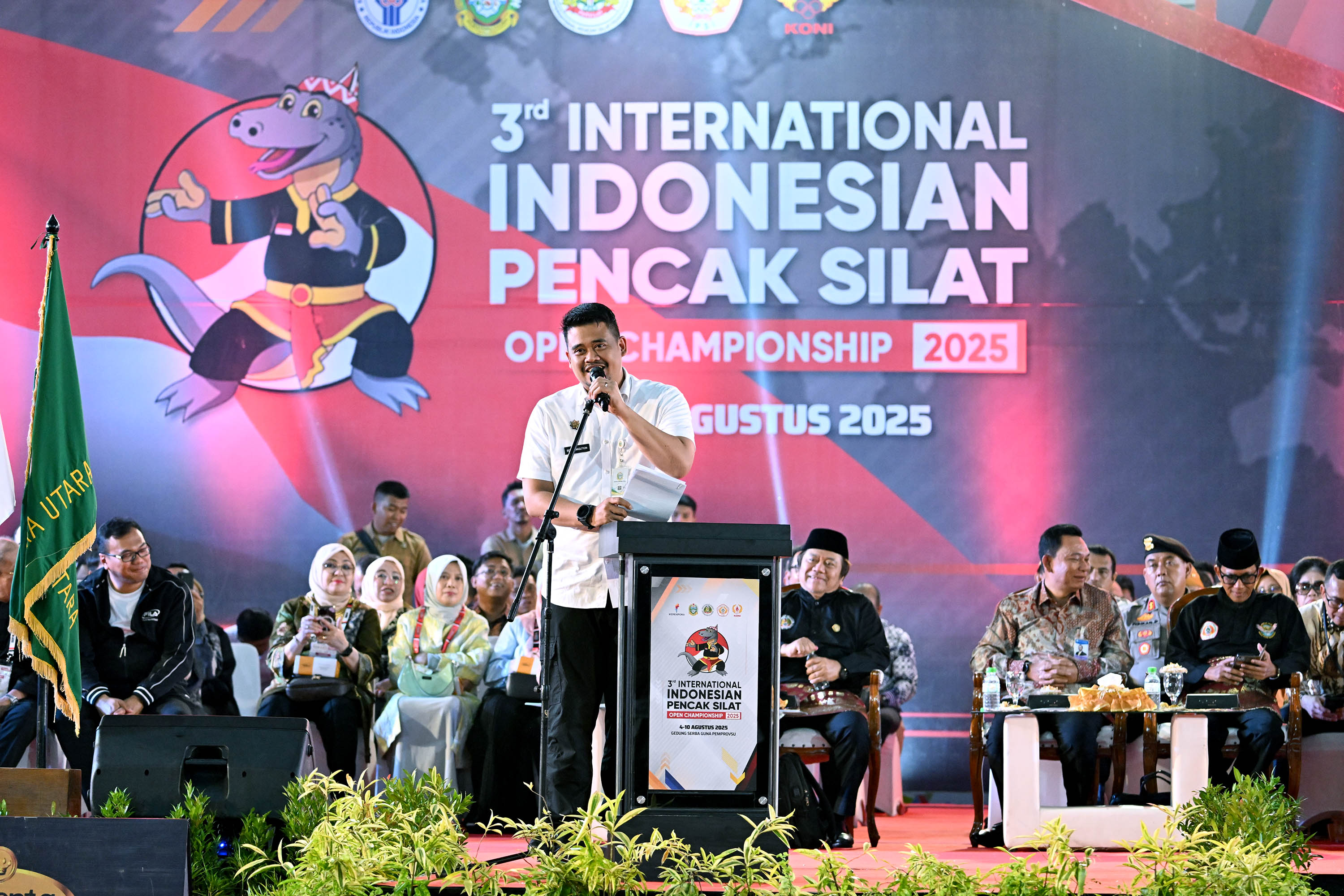 Gubsu Bobby Nasution menghadiri 3rd International Indonesian Pencak Silat Open Championship 2025 dibuka langsung Wamenpora Taufik Hidayat di Gedung Serbaguna Pemprovsu, Senin (4/8/2025).