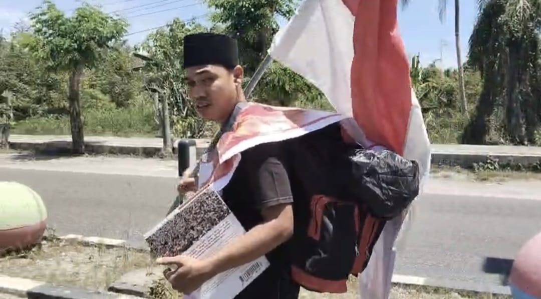 Mahmudin, buruh asal Tanjungbalai, saat memulai perjalanan jalan kaki ke Mabes Polri demi mencari keadilan.