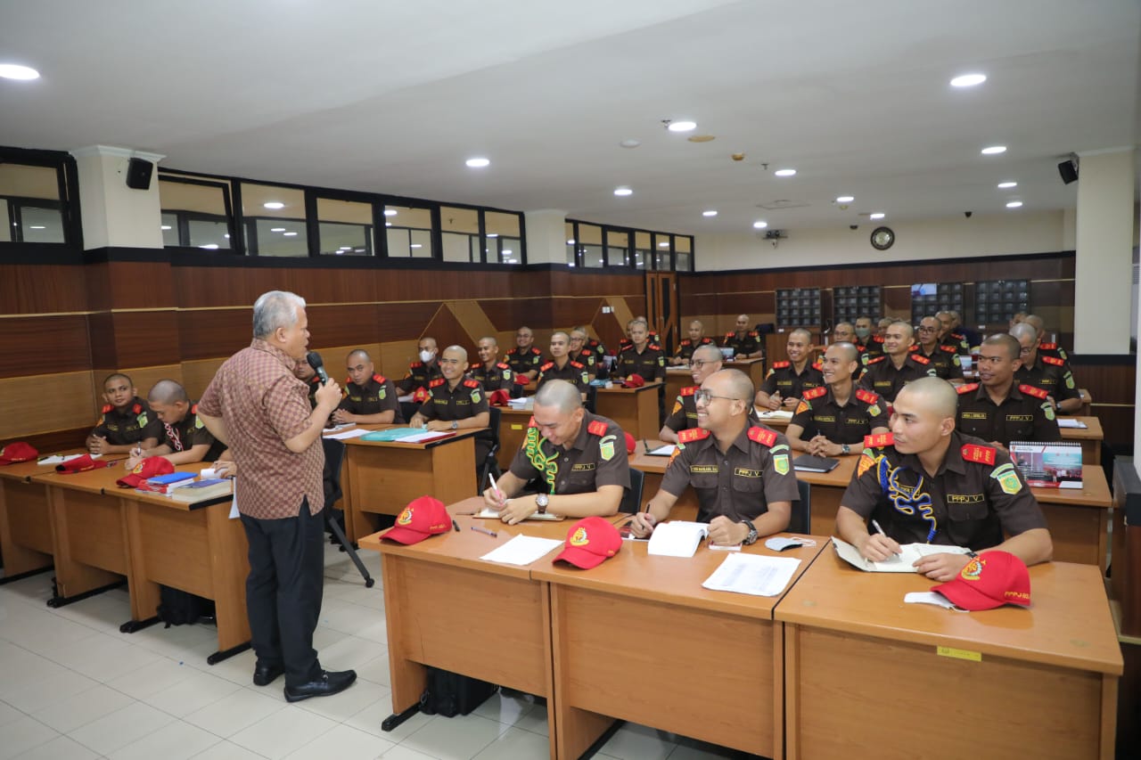 Kajati Sumut Dr. Harli Siregar SH, M.Hum saat memberikan pembekalan materi public speaking kepada para siswa Pendidikan Pembentukan Jaksa (PPPJ) di Jakarta Selatan.