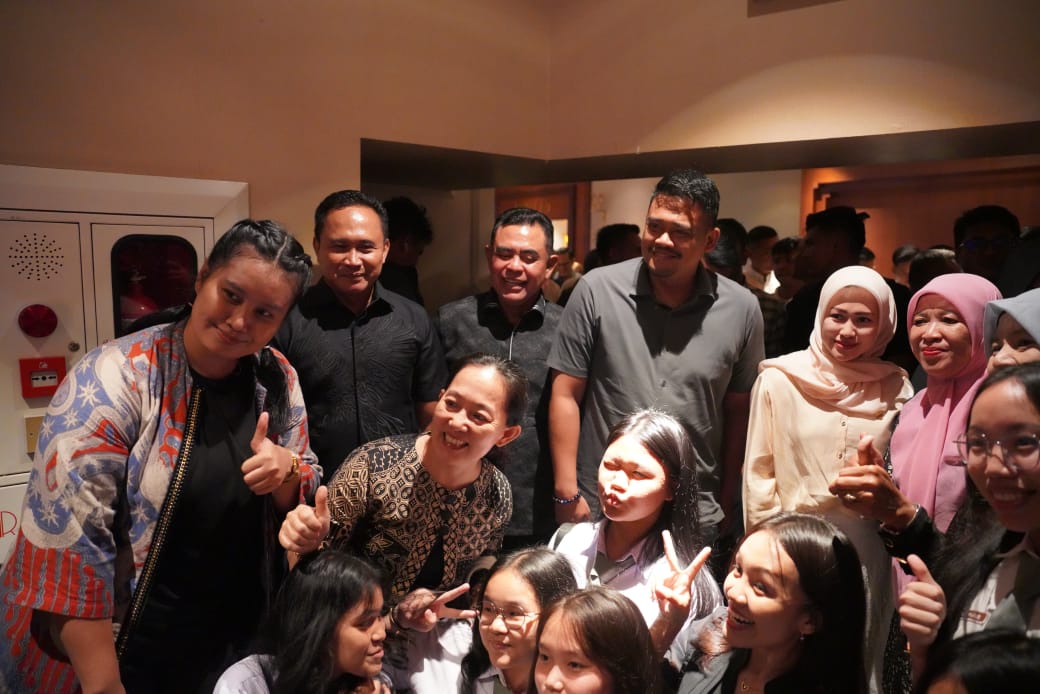 Kapolda Sumut Irjen Pol Drs. Whisnu Hermawan Februanto, Pangdam I/Bukit Barisan Mayjen TNI Rio Firdianto, dan Gubernur Sumut M. Bobby Afif Nasution saat menghadiri nobar film &ldquo;Believe&rdquo; di Bioskop.
