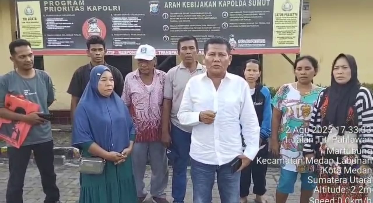 Ketua PAC PDI Perjuangan Medan Deli, Guntur Parulian Turnip, mendampingi warga yang menjadi korban penyerangan brutal OTK di Lorong Jaya, Medan Deli.