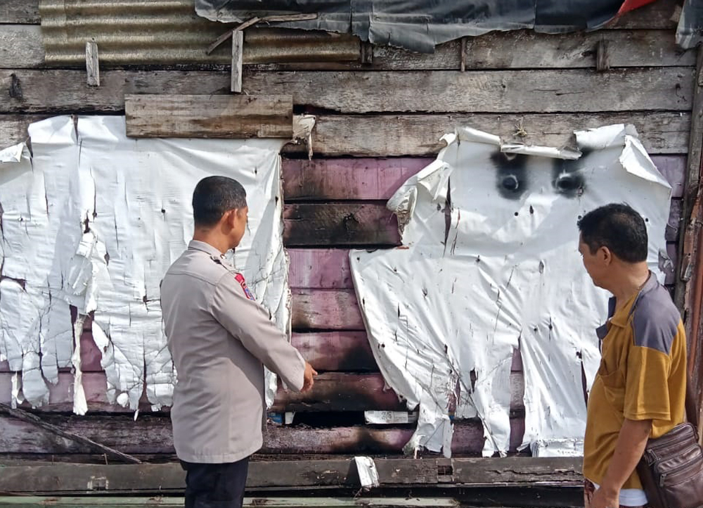 Rumah yang terbakar di Simpang Rambung Merah.