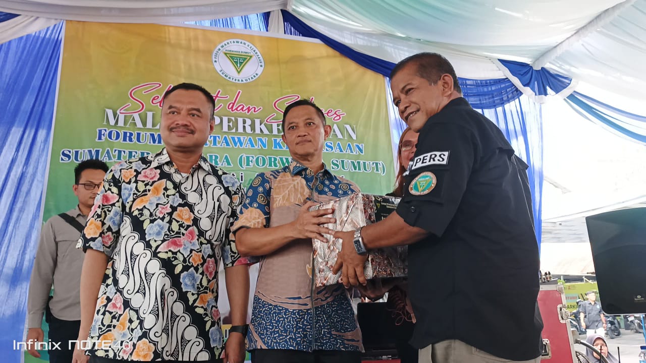 Foto bersama Ketua PWI Sumut, Wakajati Sumut, Ketua Forwaka, dan jajaran tamu undangan dalam acara perkenalan pengurus Forwaka Sumut 2024&ndash;2026.