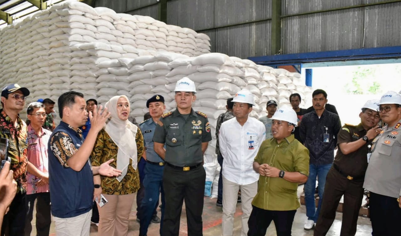 Wali Kota Sibolga Akhmad Syukri Nazry Penarik bersama Forkopimda saat meninjau stok beras di Gudang Bulog Sibolga.