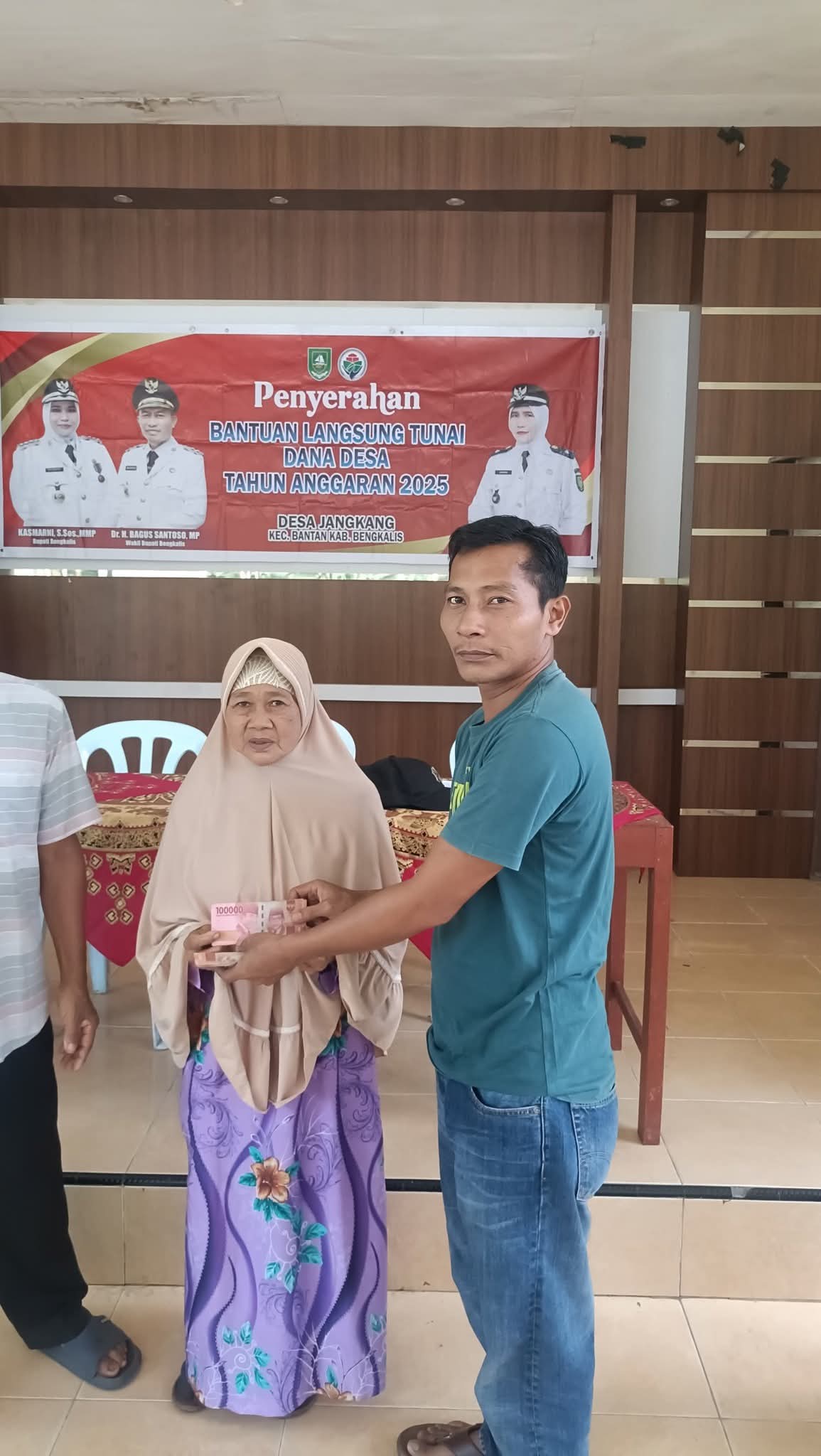 Warga Desa Jangkang, Kabupaten Bengkalis, menerima Bantuan Langsung Tunai Dana Desa (BLT-DD) tahap III tahun 2025.