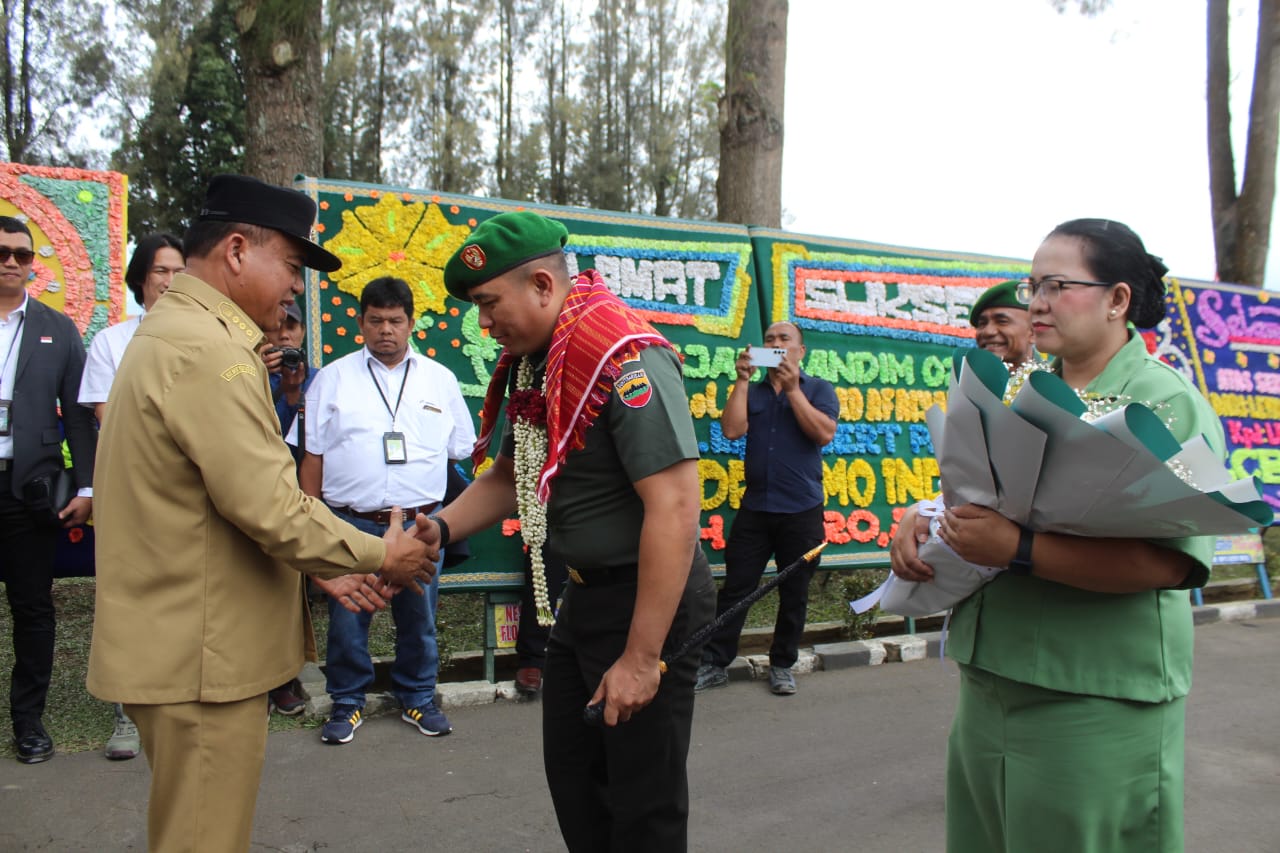 Prosesi penyambutan Dandim baru Letkol Inf Robert Panjaitan dengan uis beka buluh, simbol restu dan penghormatan adat Karo.