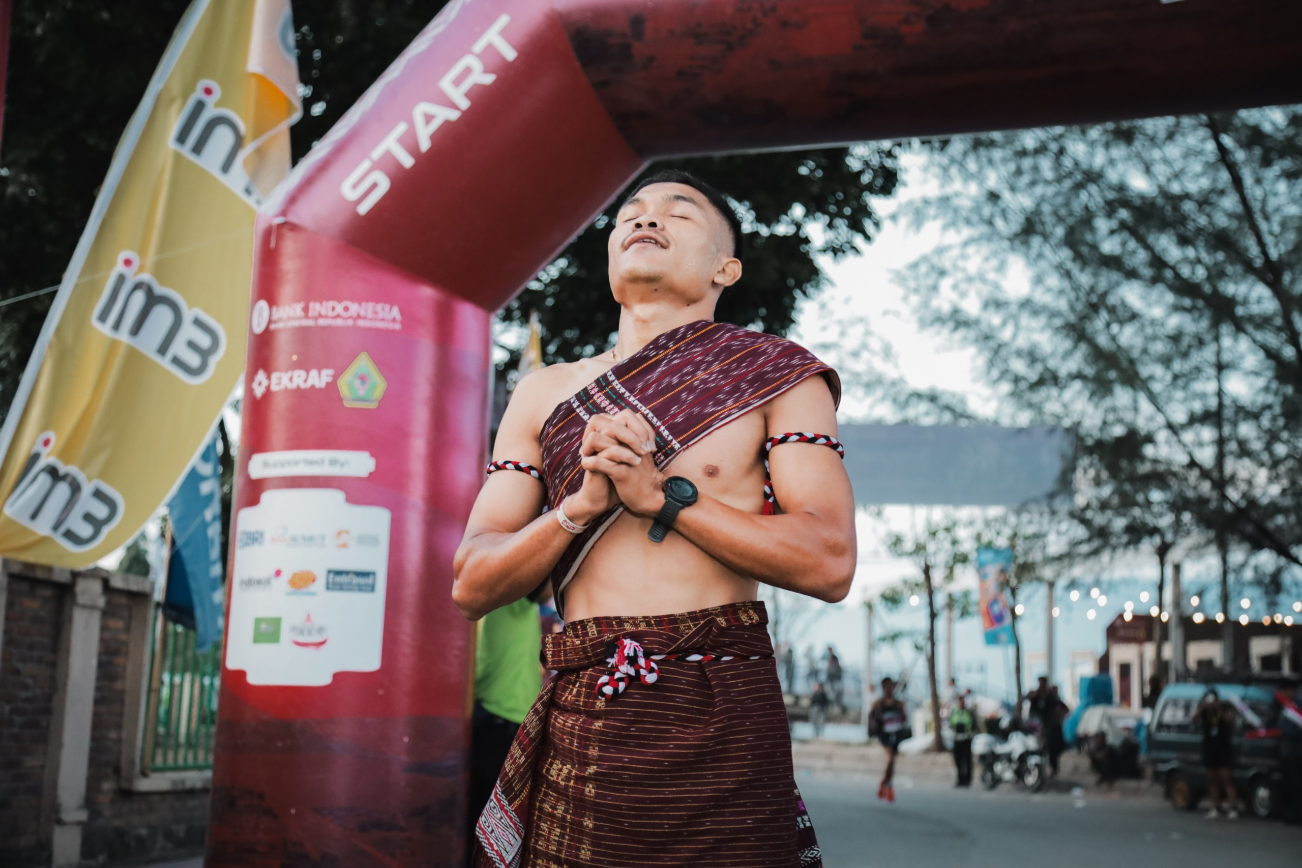 Booth IM3 Indosat di Samosir Run 2025 ramai dikunjungi pengunjung dan pelari.