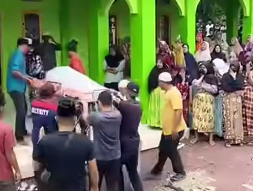 Ribuan pelayat menyambut kedatangan jenazah Diva Febriani (15), siswi SMA sekaligus anggota paskibra yang menjadi korban pembunuhan sadis oleh tetangganya sendiri.