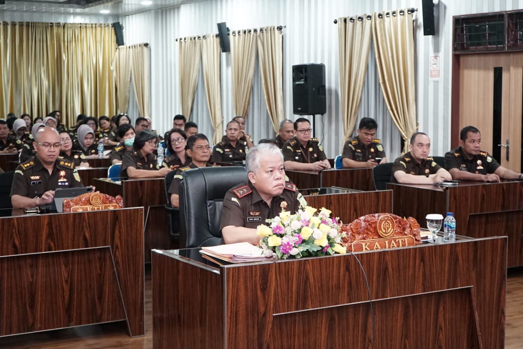 Kajati Sumut dan jajaran mengikuti rapat evaluasi capaian kinerja Kejaksaan RI Semester I Tahun 2025 secara daring dari Medan.