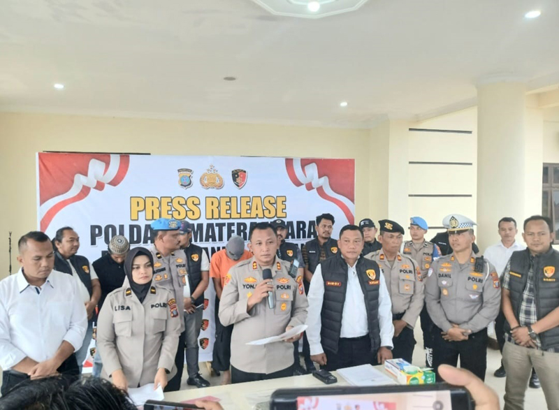 Kapolres Tapsel AKBP Yon Edi Winara, didampingi Kasat Reskrim AKP Hardiyanto,Kasi Humas dan Jajaran PJU Polres Tapsel saat paparkan pengungkapan kasus pembunuhan sadis terhadap seorang wanita paruh ba