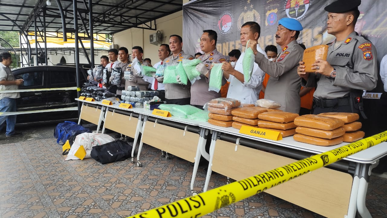 Kapolres Batubara AKBP Doly Nelson HH Nainggolan menunjukkan barang bukti dan tersangka saat konferensi pers, Senin (4/8).