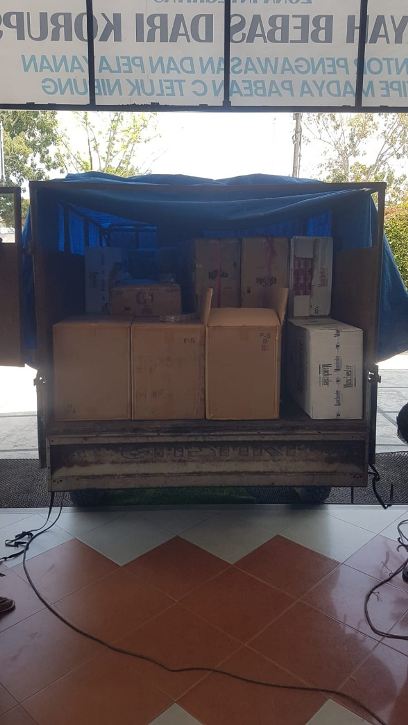 Barang bukti pengedaran barang kena cukai hasil tembakau illegal di Bea Cukai Teluk Nibung.