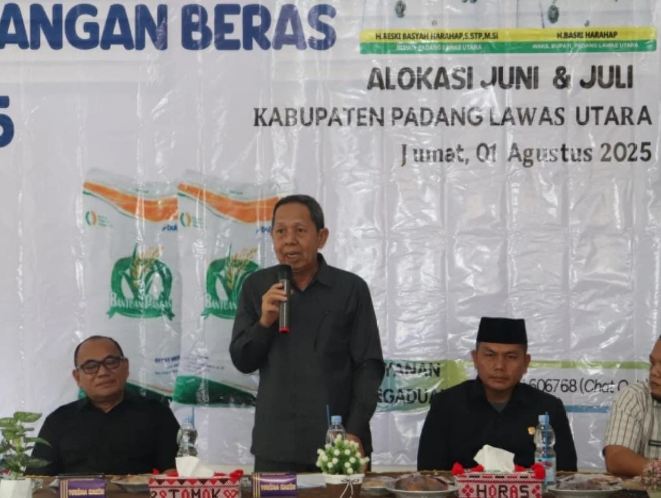 Wakil Bupati Paluta, H. Basri Harahap menyerahkan langsung bantuan beras di Desa Sialang, Jumat (1/8/2025).