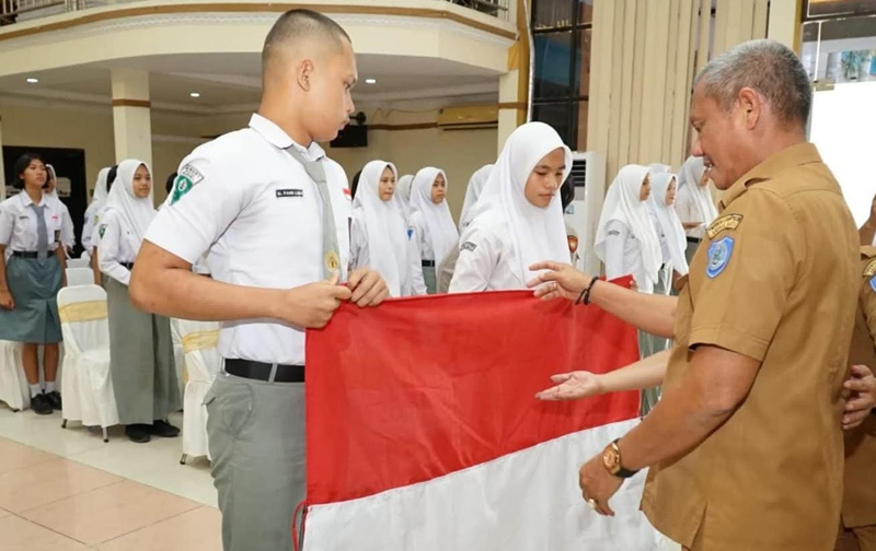 Sarimpunan saat menyerahkan bendera merah putih kepada calon Paskibraka Labuhanbatu.
