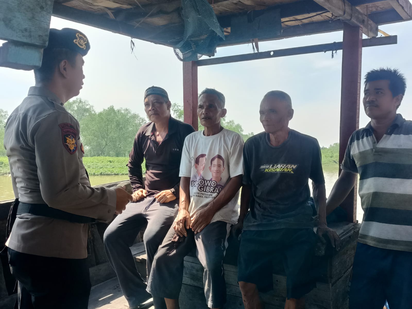 Satpolair Polres Tanjungbalai menyambangi warga sambil menyampaikan pesan - pesan Kamtibmas.
